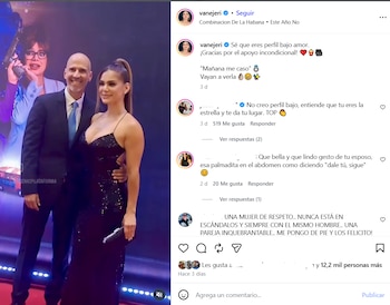Mujer con vestido brillante negro y hombre con traje oscuro y corbata azul posan sonrientes sobre alfombra roja. A la derecha, captura de pantalla de Instagram