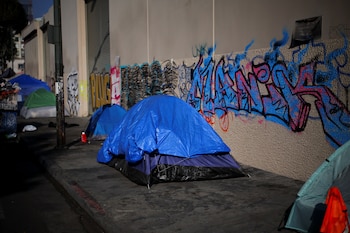 Las concejalas Imelda Padilla, Traci Park y Monica Rodriguez votaron contra la derogación de las prohibiciones de acampar en Los Ángeles (REUTERS/Daniel Cole).
