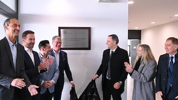 Acompañado por Karina Milei, Adorni asumió un rol protagónico en la inauguración de una planta