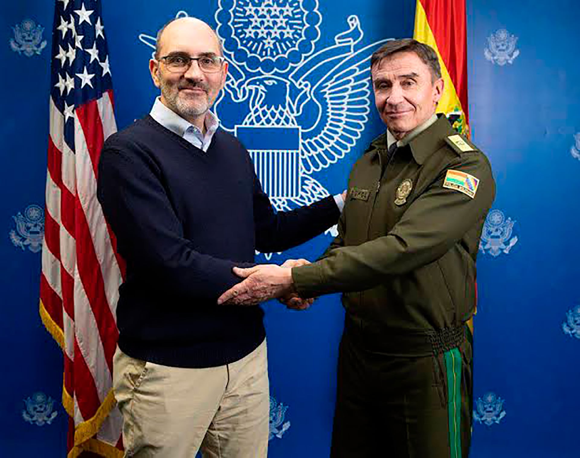 El comandante de la Policía boliviana, Mirko Sokol con el encargado de negocios de EEUU en Bolivia, Erick Martini, en un encuentro el 28 de agosto e 2026.