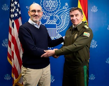 El comandante de la Policía boliviana, Mirko Sokol con el encargado de negocios de EEUU en Bolivia, Erick Martini, en un encuentro el 28 de agosto e 2026.