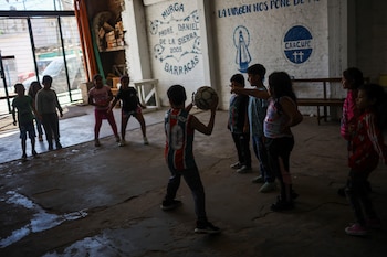Sobre un puntaje ideal de 100, ninguna ciudad argentina alcanza los 60 puntos en el índice NIDO, lo que indica que todavía existen déficits importantes para el desarrollo infantil incluso en las localidades mejor posicionadas. (REUTERS/Agustin Marcarian)