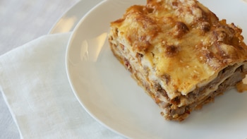 Lasaña de atún y huevo: una receta fácil, con solo 4 ingredientes y alta en proteínas