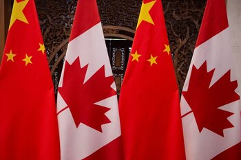 FOTO DE ARCHIVO: Imagen de las banderas de Canadá y China tomada antes de la reunión con el primer ministro de Canadá, Justin Trudeau, y el presidente de China, Xi Jinping, en la Casa de Huéspedes del Estado de Diaoyutai, 5 de diciembre de 2017, en Pekín. REUTERS/Fred Dufour