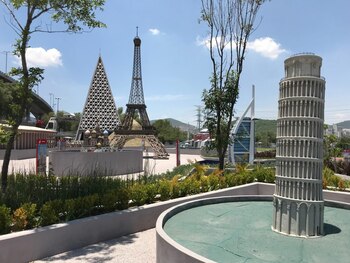 el parque temático incluye representaciones