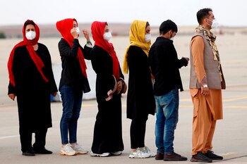 Unos 350 refugiados afganos que