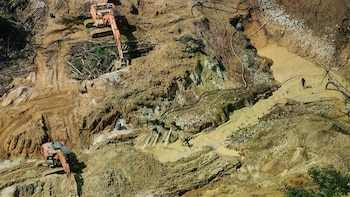 Una excavadora abandonada fue hallada durante un patrullaje saamaka en la montaña Ebbatop (AP)