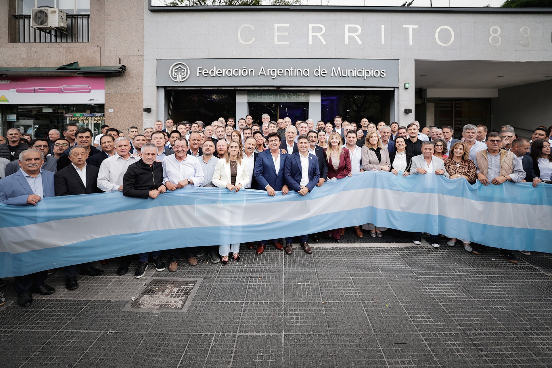 Axel Kicillof y Ricardo Quintela posan junto a un numeroso grupo de intendentes y funcionarios en la sede de la Federación Argentina de Municipios (FAM)