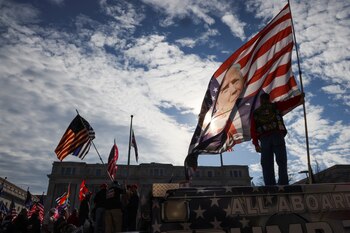 Una persona con una bandera con la imagen de Donald Trump en Washington, Estados Unidos. REUTERS/Jonathan Ernst