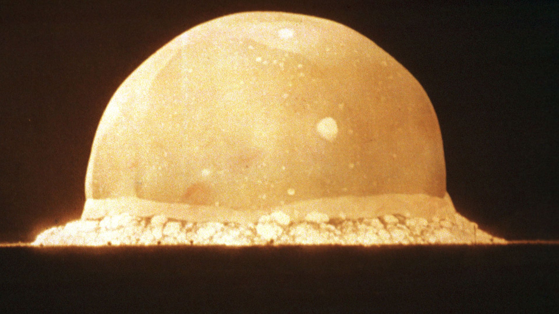 Esta fotografía muestra la primera prueba de la bomba atómica, realizada el 16 de julio de 1945 a las 5:29:45 a. m. en Trinity Site, Nuevo México, EE. UU (fotografía expuesta en el Museo de Ciencias Bradbury, copiada por Joe Raedle)
