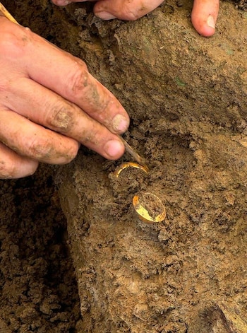 Anillos de oro de unos 2.000 años de antigüedad hallados durante una excavación en un yacimiento arqueológico de Tailandia