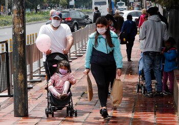 Una familia protegida con tapabocas