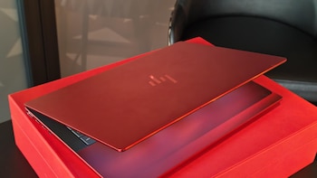 HP y Scuderia Ferrari llevan la ingeniería, el diseño y la tecnología a su nuevo PC con IA de edición limitada