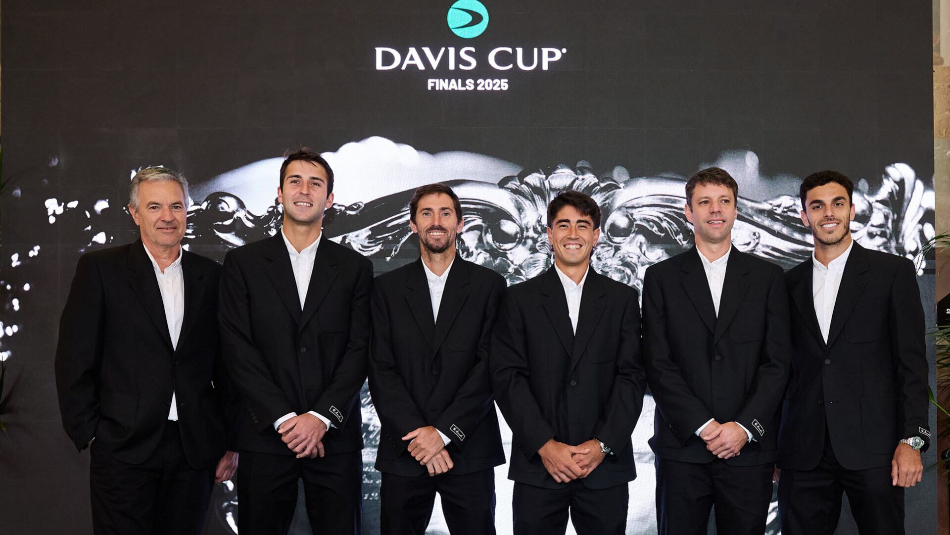 De izquierda a derecha, Javier Frana, Tomás Etcheverry, Andrés Molteni, Francisco Comesaña, Horacio Zeballos y Francisco Cerúndolo, los nombres de la ilusión argentina (Fuente: Emmanuele Ciancaglini/Getty Images for ITF)