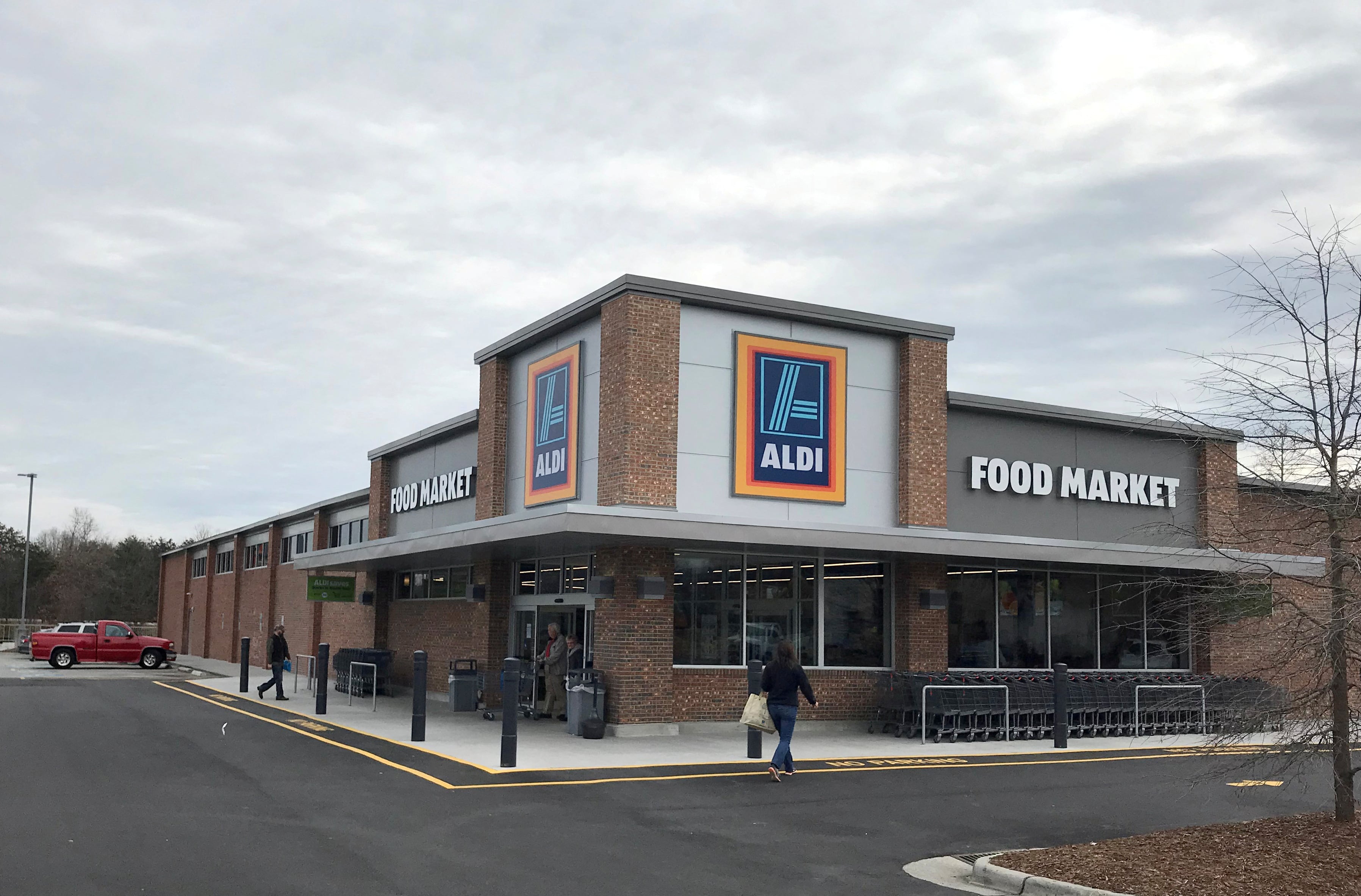 Cadenas como Aldi y Lidl ofrecen precios en promedio un 8% menores que otros supermercados tradicionales como Walmart (REUTERS/Anna Driver).