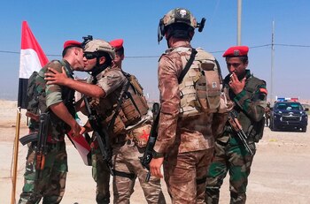 Soldados sirios e iraquíes se