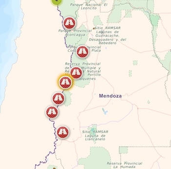 Mapa digital de la provincia de Mendoza que muestra una ruta con seis iconos de alerta de carretera y nombres de parques y reservas naturales