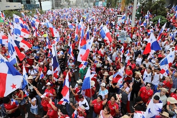 FOTO DE ARCHIVO. El 28 de noviembre de 2023 las personas reaccionaron después de que el máximo tribunal de Panamá declaró inconstitucional un contrato minero con la canadiense First Quantum para operar una mina de cobre en el país, tras semanas de protestas contra el acuerdo. REUTERS/Aris Martínez