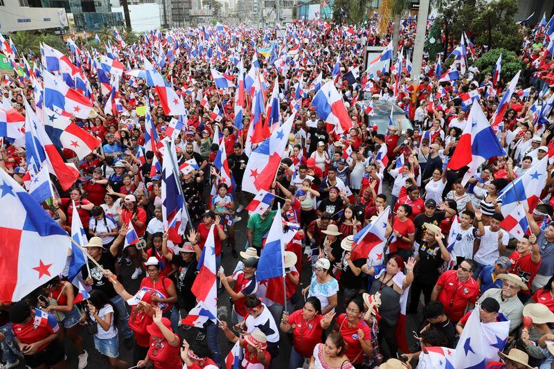 FOTO DE ARCHIVO. El 28 de noviembre de 2023 las personas reaccionaron después de que el máximo tribunal de Panamá declaró inconstitucional un contrato minero con la canadiense First Quantum para operar una mina de cobre en el país, tras semanas de protestas contra el acuerdo. REUTERS/Aris Martínez