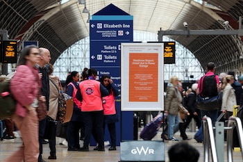 Pasajeros varados en Heathrow (REUTERS/Isabel