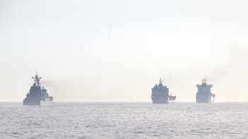 La Armada española sigue a un buque anfibio y dos mercantes de Rusia en el estrecho de Gibraltar