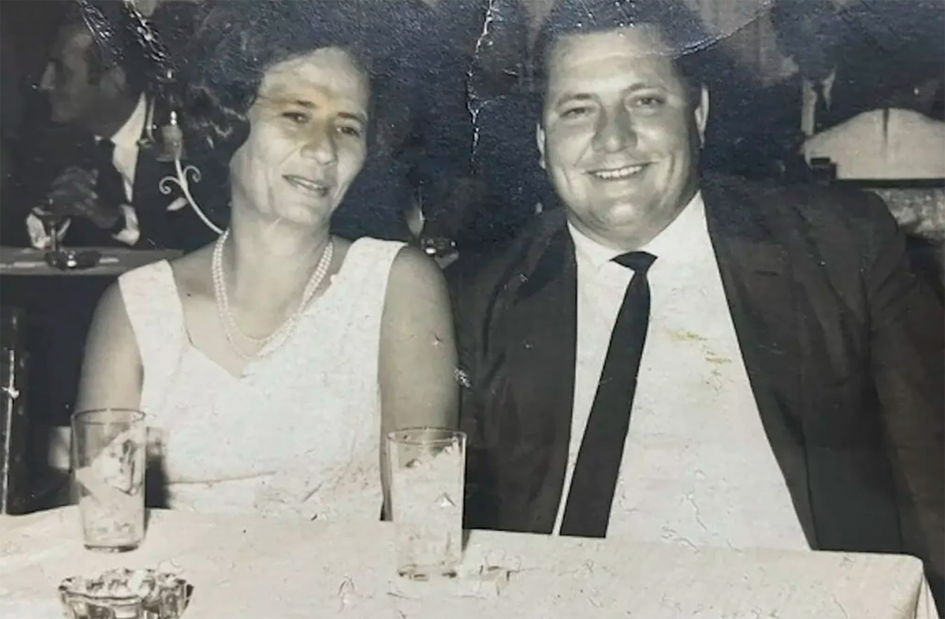 Adriana E. Ramírez examina la vida de sus abuelos Esther y Aníbal, que aparecen en esta fotografía de 1952, en su nuevo libro (vía Adriana E. Ramírez)