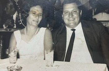 Adriana E. Ramírez explora a vida de seus avós Esther e Aníbal, que aparecem nesta foto de 1952, em seu novo livro (de Adriana E. Ramírez)