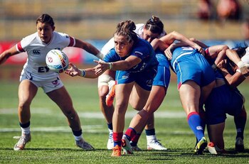 Daria Lushina pasando la pelota