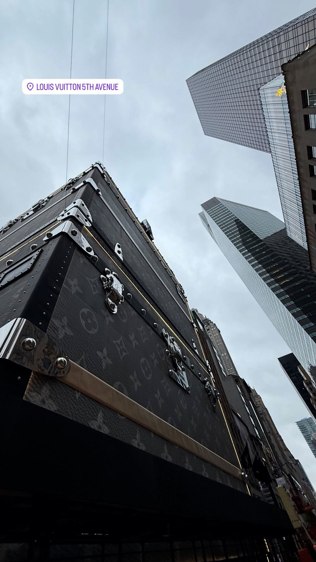 El reconocido edificio de Louis Vuitton fue una de las primeras paradas de la actriz