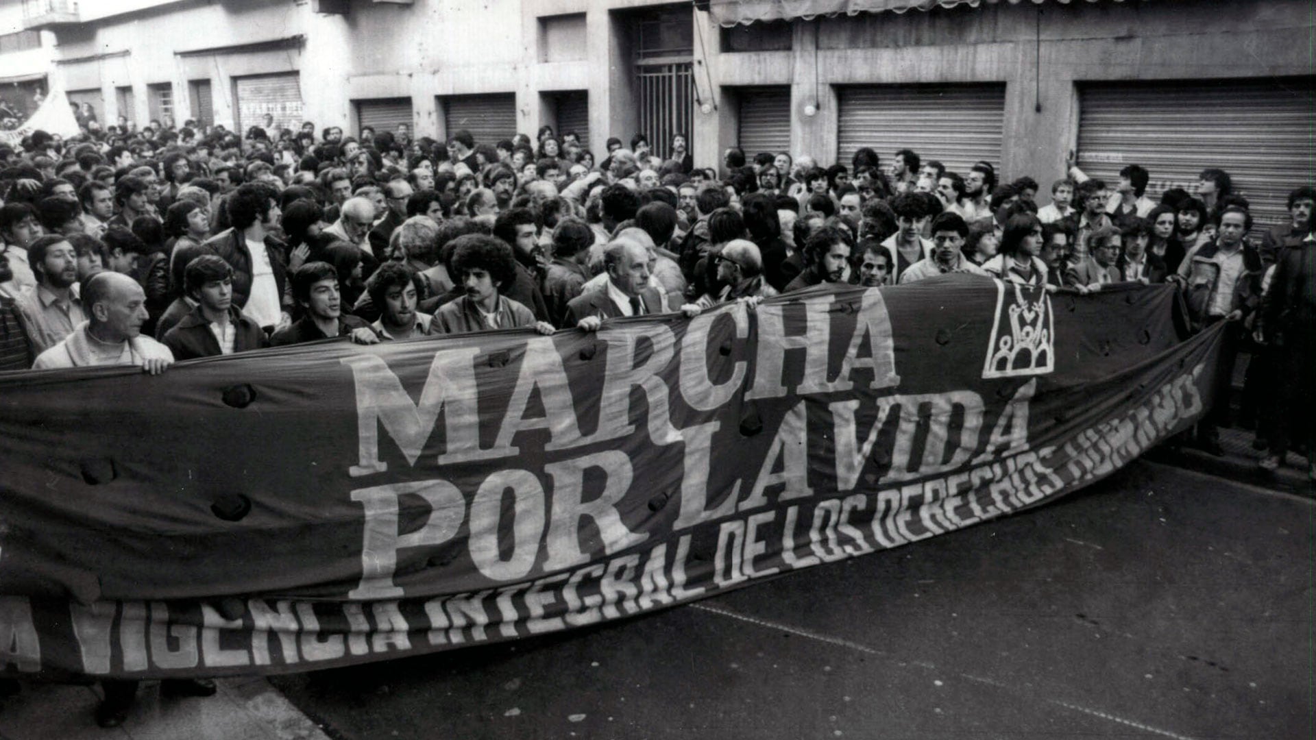 Las fuerzas represivas impidieron el acceso de la movilización a la Plaza de Mayo mediante vallados y carros de asalto
