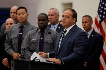 El fiscal del Condado de Suffolk, Raymond A. Tierney, advirtió que las iniciativas legislativas ponen en riesgo la seguridad pública y priorizan los derechos de los reclusos sobre la justicia para las víctimas (REUTERS/Shannon Stapleton).