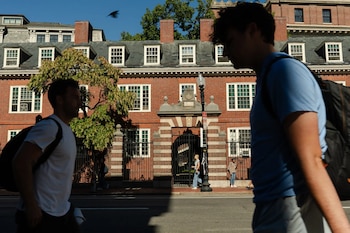 Harvard ha estado tratando de resolver sus diferencias con el gobierno federal. También tiene problemas con sus estudiantes.Crédito: Sophie Park para The New York Times