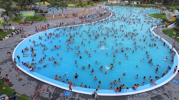 Las piscinas son las más buscadas por todos lo que acuden a un parque zonal en el primer día del 2023. (Serpar)