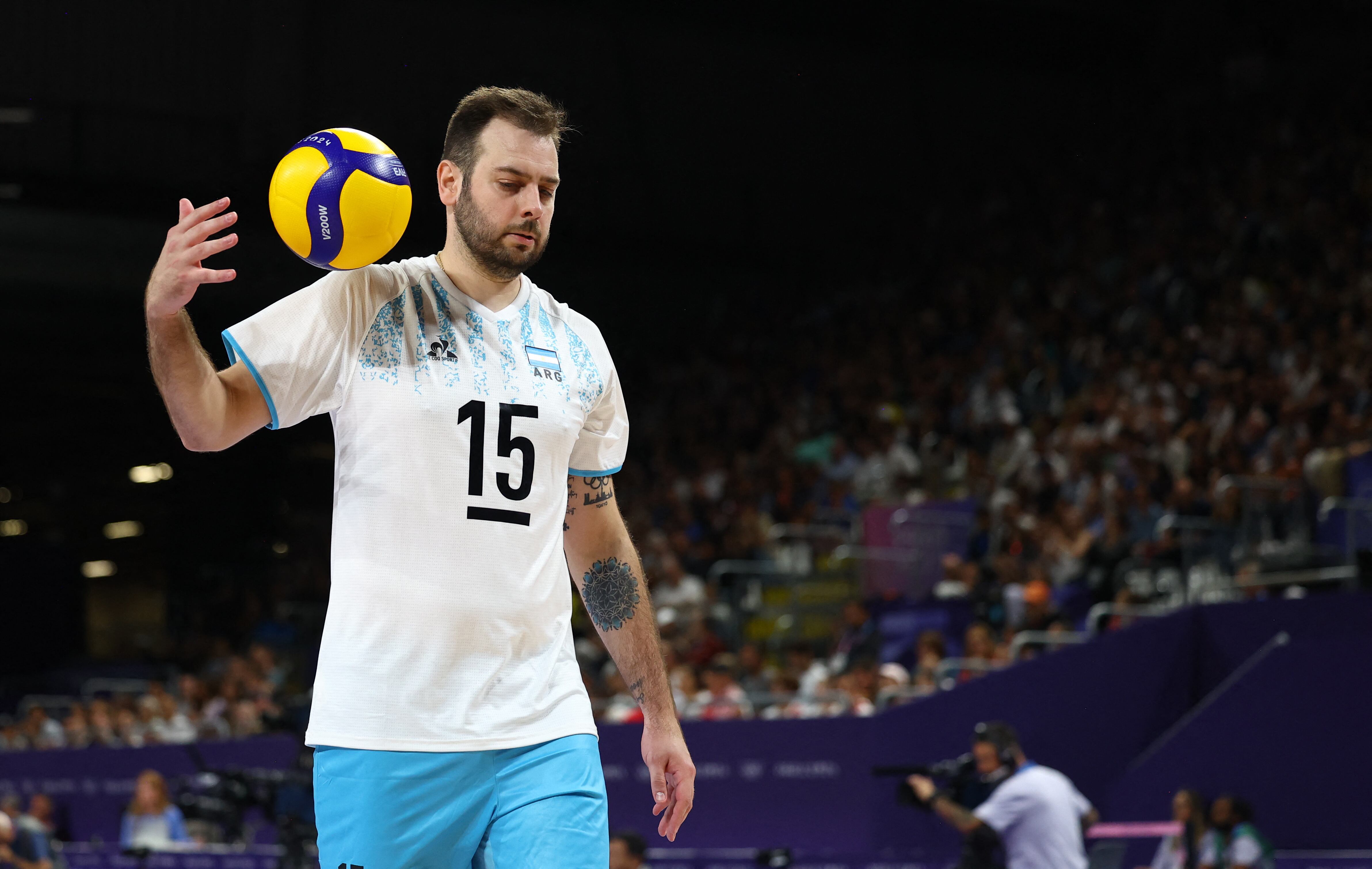 Luciano De Cecco viene de ser abanderado en los Juegos Olímpicos de París 2024 (REUTERS/Siphiwe Sibeko)