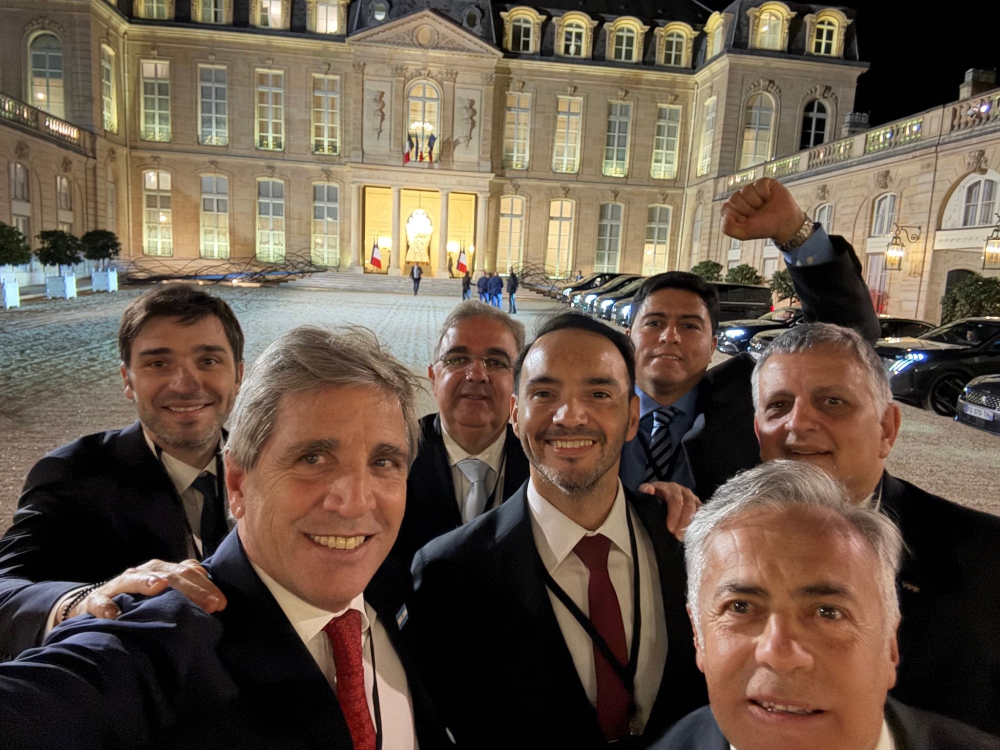 Luis Caputo junto a cinco gobernadores y el presidente de YPF, Horacio Marín ((X: @LuisCaputoAR))