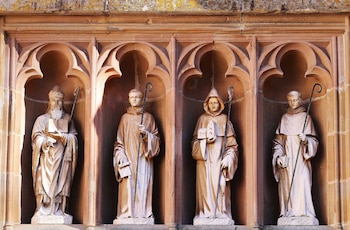 Majestuosidad de santos católicos en