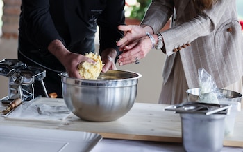 Kate Middleton haciendo pasta en Italia (Grosby)