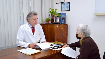 Ahorra miles de pesos: todos los servicios médicos gratis que puedes pedir con tu tarjeta INAPAM