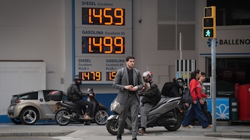 Llenar el depósito en España es más barato que en la Unión Europea tras la rebaja fiscal del Gobierno