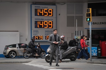 Cartel de precios en una gasolinera, a 4 de marzo de 2026, en Barcelona.
David Zorrakino / Europa Press