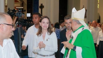 María Corina Machado asiste en Panamá a acto litúrgico en homenaje a las víctimas del terremoto en Venezuela