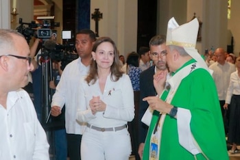 María Corina Machado junto a monseñor José Domingo Ulloa Mendieta, O.S.A., durante la Eucaristía en la Catedral Basílica Santa María la Antigua en la ciudad de Panamá. (Cortesía)