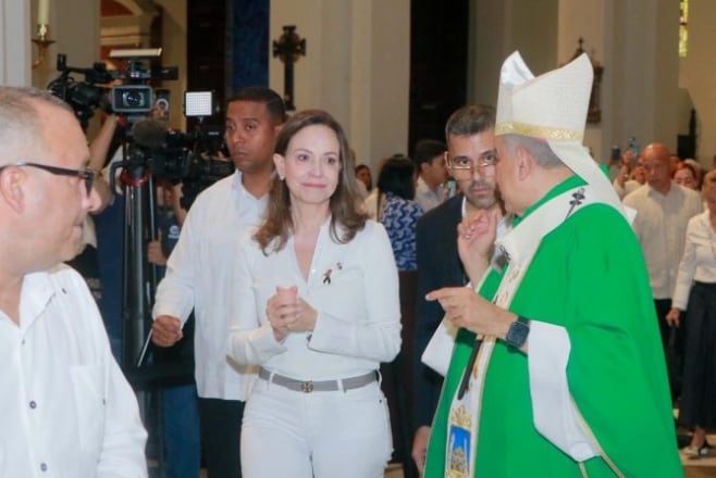 María Corina Machado junto a monseñor José Domingo Ulloa Mendieta, O.S.A., durante la Eucaristía en la Catedral Basílica Santa María la Antigua en la ciudad de Panamá. (Cortesía)