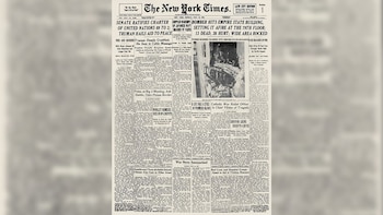 Portadilla del diario The New York Times del 29 de julio de 1945 con titulares y foto de los daños en el interior de un edificio
