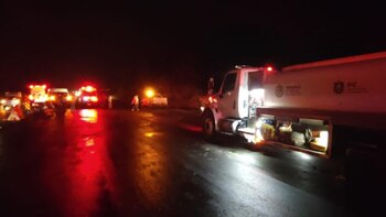 Pasaron poco más de dos horas para que el fuego pudiera ser extinguido. (Foto: Twitter/@PCEstatalVer)