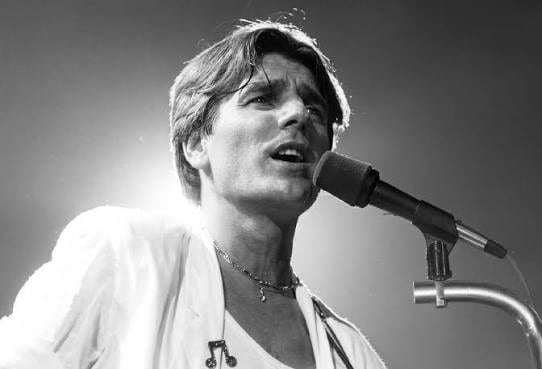 Sergio Denis canta en el escenario del Luna Park de Buenos Aires durante su primer concierto en el recinto el 14 de noviembre de 1986.