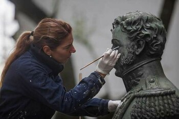 Addiechi trabaja en soledad y