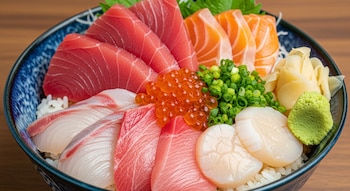 Bol de kaisendon con arroz, sashimi de atún, salmón, pescado blanco y vieiras. Incluye huevas de salmón, cebollino, wasabi y jengibre encurtido.