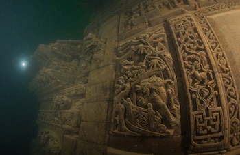 Las torres y techos originales se mantienen intactos a más de 25 metros de profundidad (captura de video carolyna wang)
