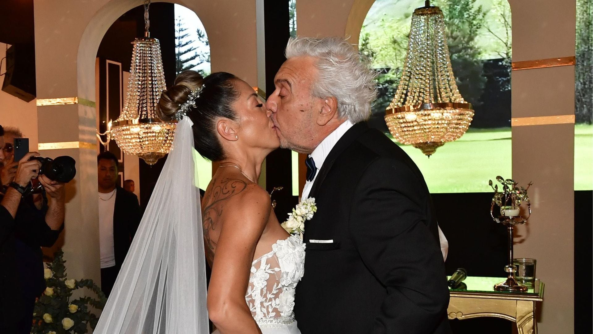 Coco Sily y Chimi Meza se casaron y sellaron el amor con beso